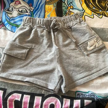 Short Nike taille quatre ans
