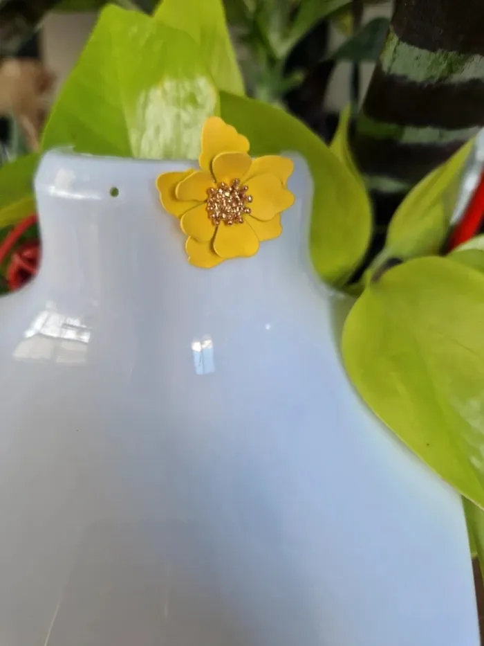 Boucles d'oreilles fantaisies fleurs jaunes en métal - photo numéro 3