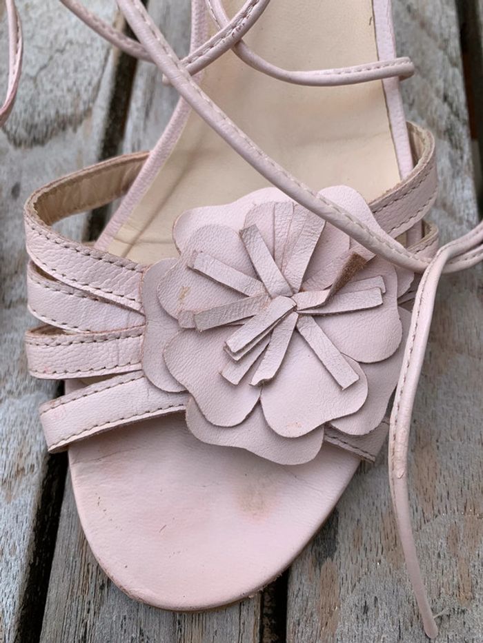 Pied nu à lacets fleuries rose poudrée pointure 38