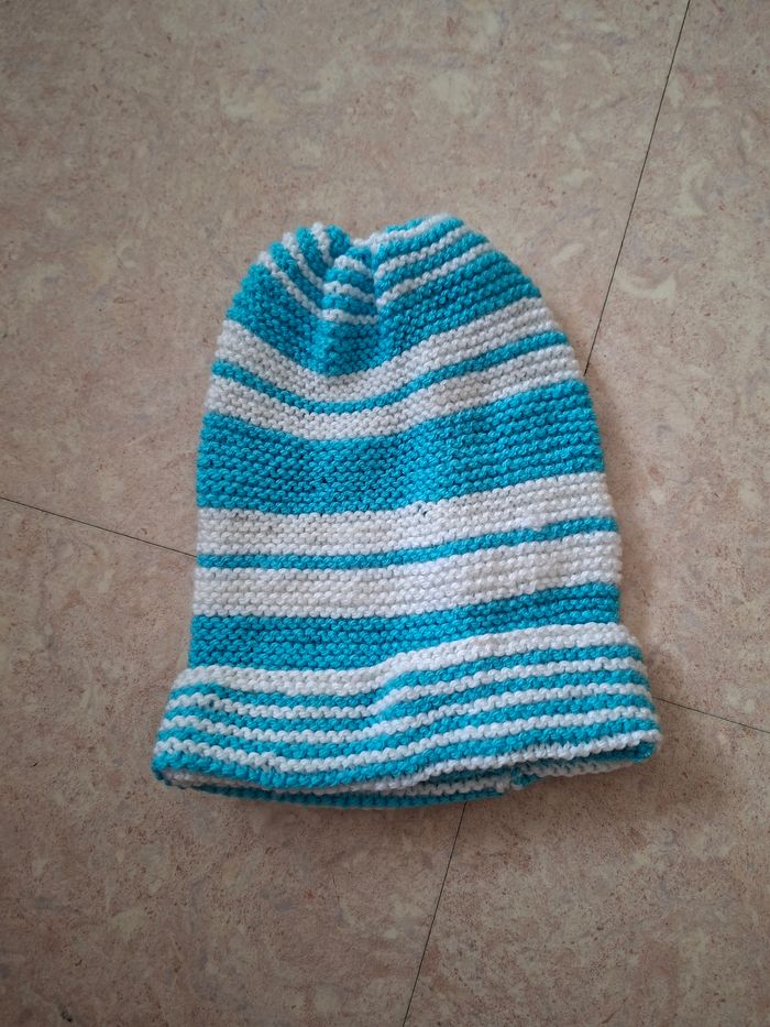 Bonnet tricoté rayé bleu et blanc