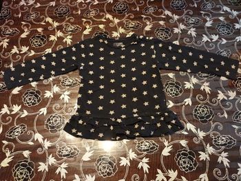 Tee-shirt manches longues noir imprimé étoiles