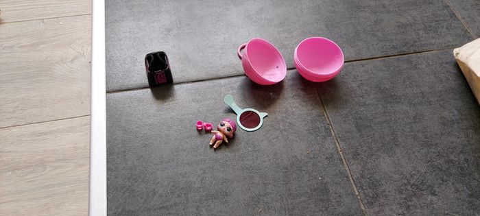 Boule rose porte clef LOL Surprise, avec poupée et accessoires - photo numéro 3