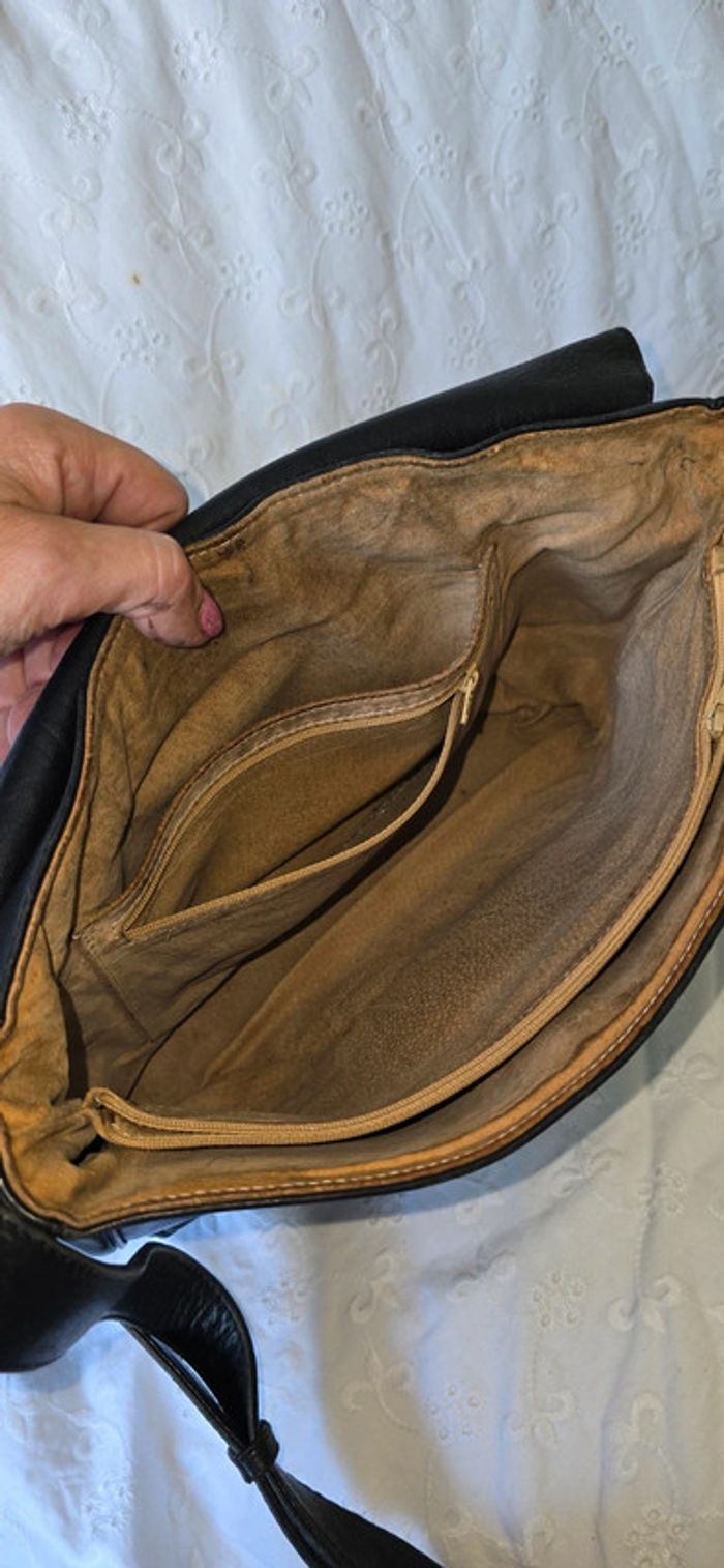 Sac besace en cuir vintage (besoins d un Soins - photo numéro 13