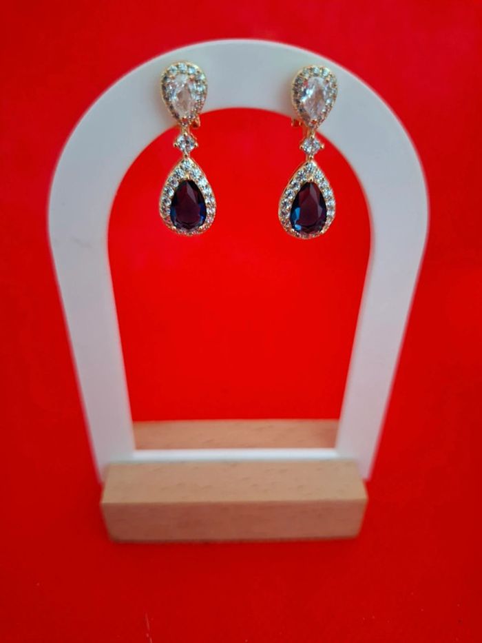 Boucles d oreilles a clips acier inoxydable neuves avec etiquette avec  pierre bleue