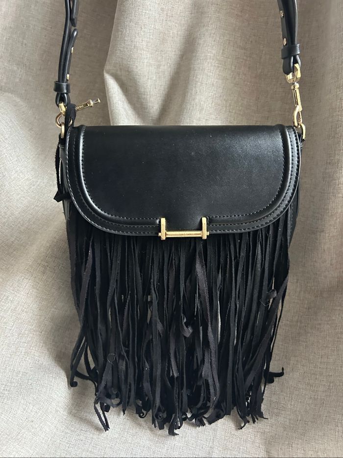 Sac noir à franges de la marque Parfois