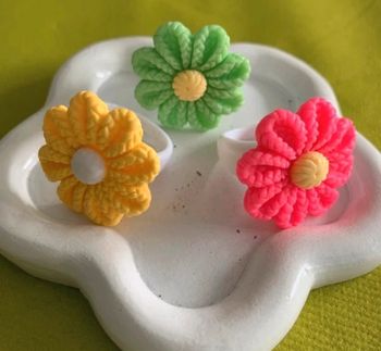 Lot de 3 bagues fleur bohème verte , rose et jaune en résine taille 18 mm