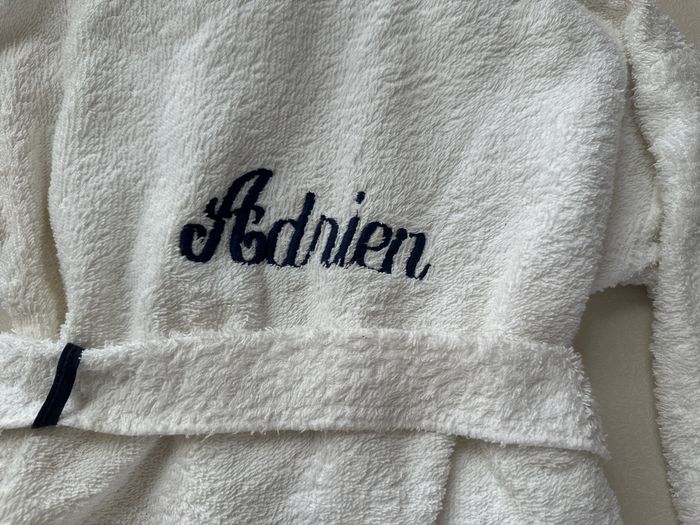 Peignoir blanc avec prénom ''ADRIEN'' taille 2 ans en très bon état - photo numéro 7