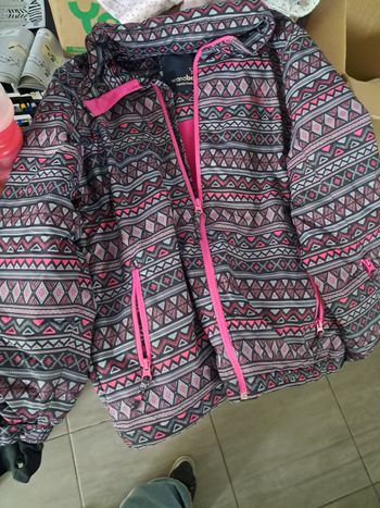 Manteau de ski a motifs noir gris et rose