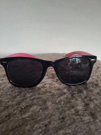 Lunettes de soleil enfant noires et roses catégorie 3