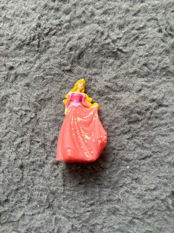 Figurine Kinder Disney princesse Aurore la belle au bois dormant
