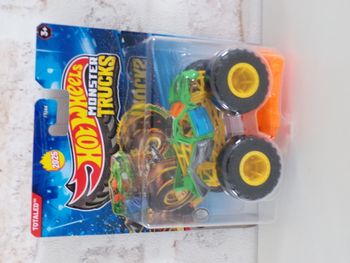 Monster trucks - Hot Wheels - Totaled (J24)