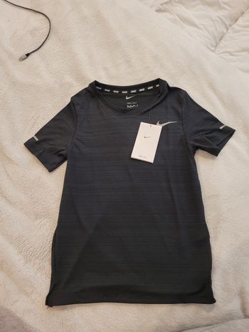 T-shirt Nike neuf, taille XS 7-8 ans