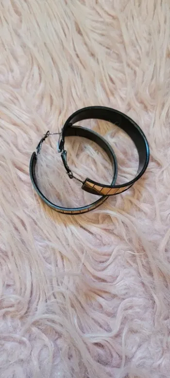 Anneau noir à motifs dorés