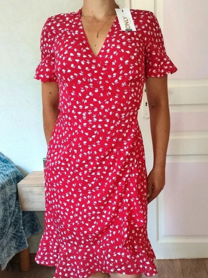 Robe  Only  S neuve étiquetée rouge  fleurie  portefeuille  volantée - photo numéro 3