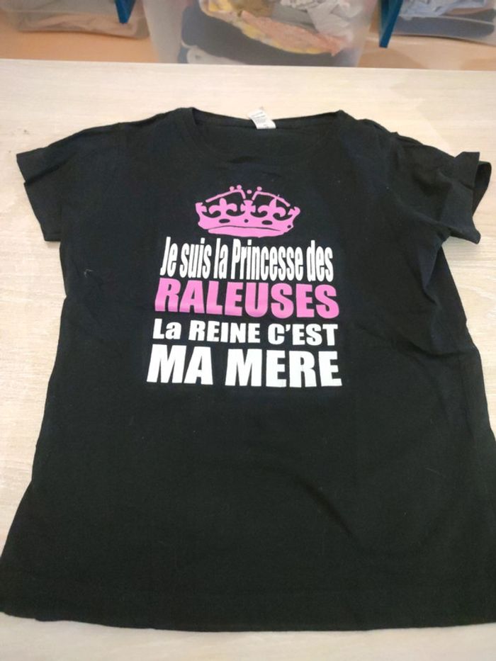 Tee shirt noir je suis la princesse des râleuse la reine c'est ma mère - photo numéro 2