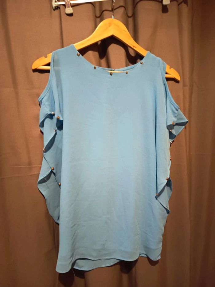Tunique bleue. Dessous débardeur attaché avec un dessus manches chauve souris. Marque Jennyfer