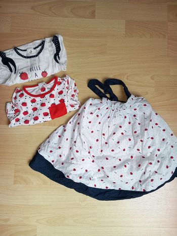 Robe fraises🍓 avec ses 2 bodies 18 mois Excellent état