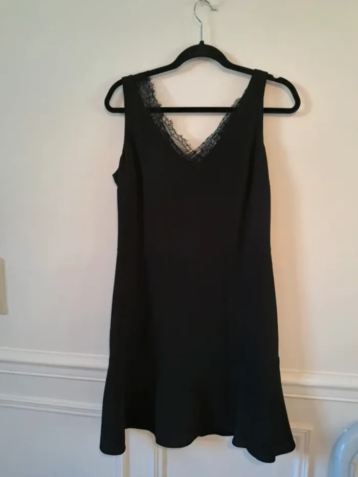 Robe noire encolure dentelle T 38 - photo numéro 3