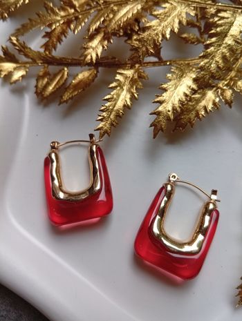 Boucles d'oreilles dorées en carré résine rouge