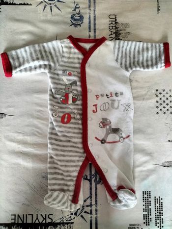 Pyjamas gris et rouge