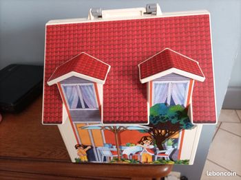 Maison playmobil avec personnages et mobilier