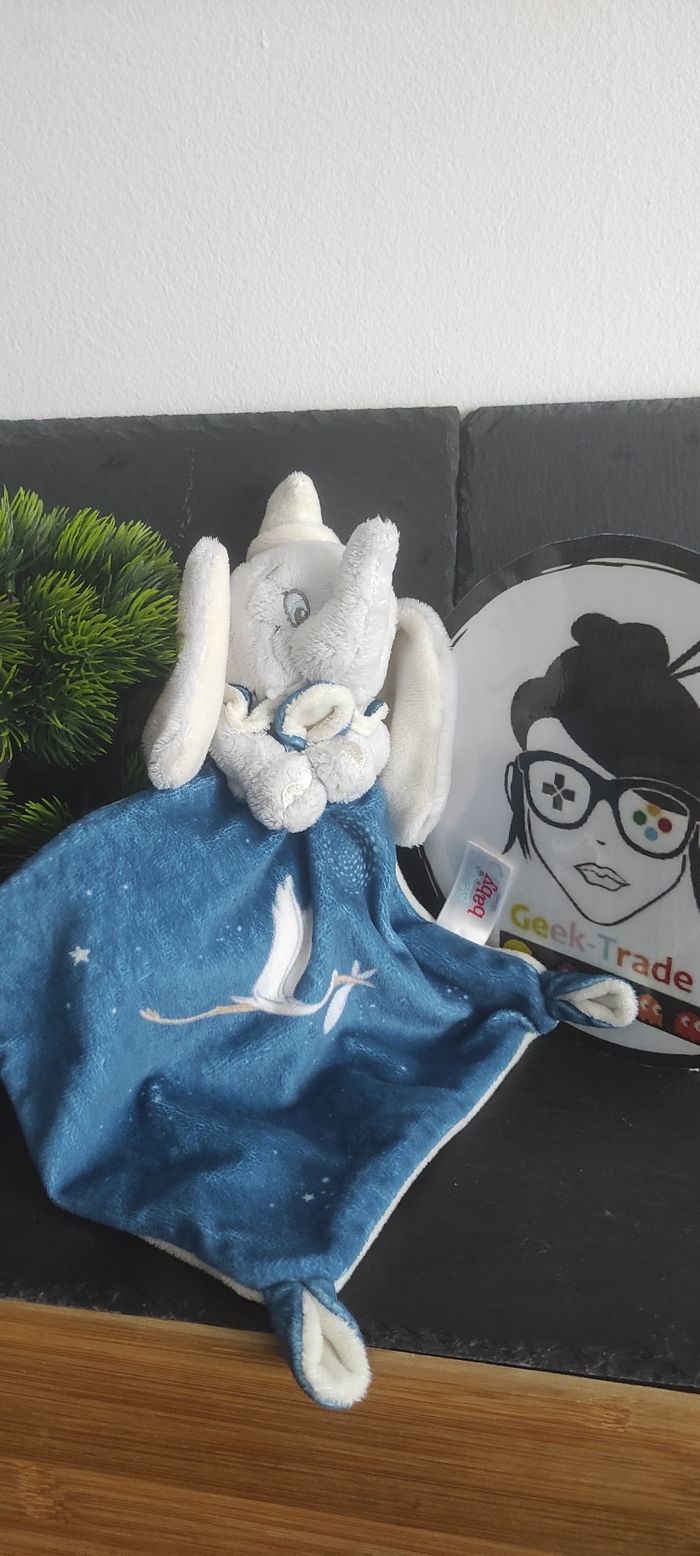 Doudou plat éléphant Dumbo bleu gris blanc cigogne étoiles  Losange Disney Baby