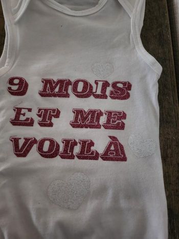 Body blanc personnalisé "9 mois et me voilà" 