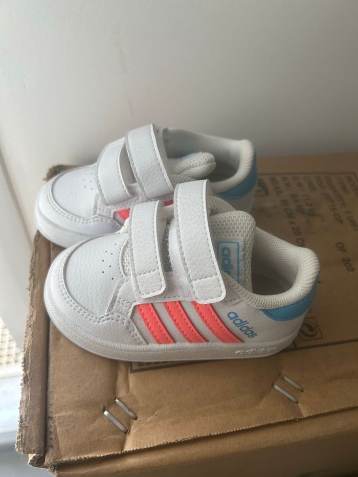 Baskets neuves adidas pointure 20 - photo numéro 4