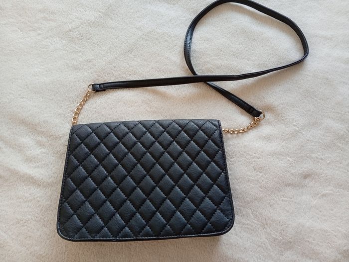 Sac bandoulière noir et doré. Atmosphère - photo numéro 2