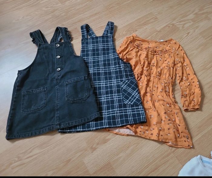 Lot vêtements fille 5ans robe tee-shirts pyjama - photo numéro 2
