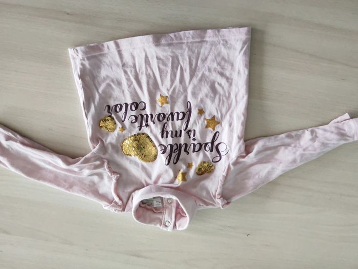 Pull col roulé rose avec paillettes