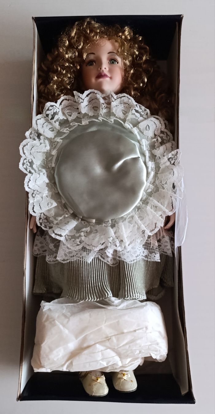 Poupée de Collection en Porcelaine Neuve - photo numéro 9