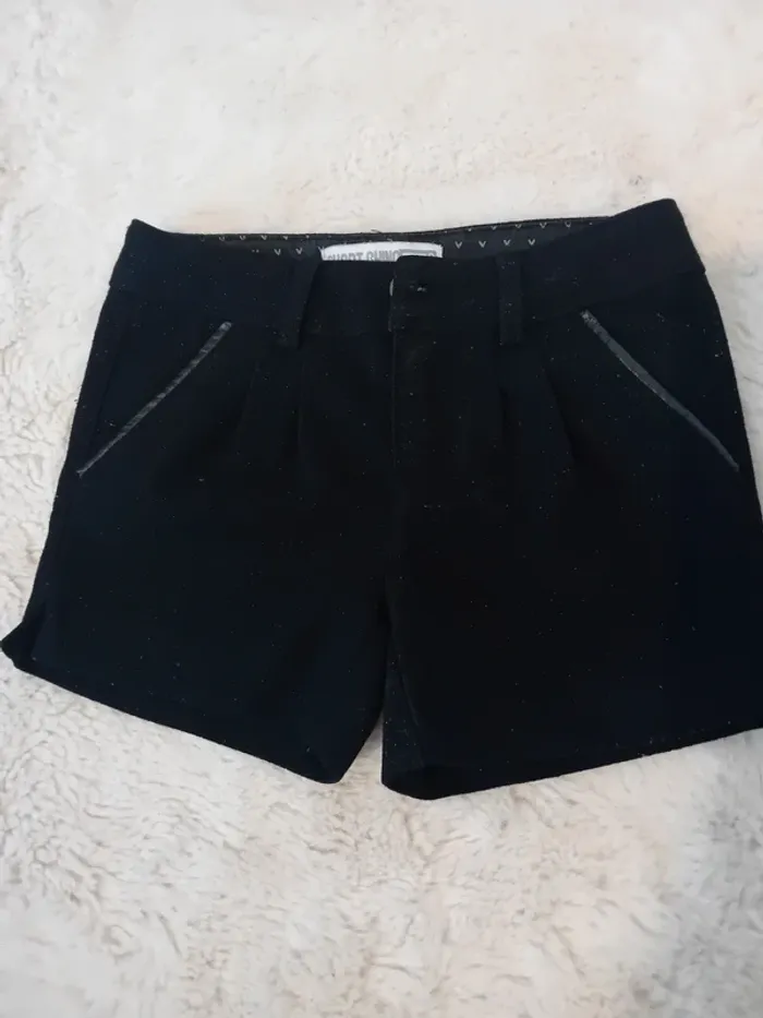 Short fille