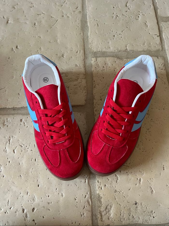 Baskets rouges
