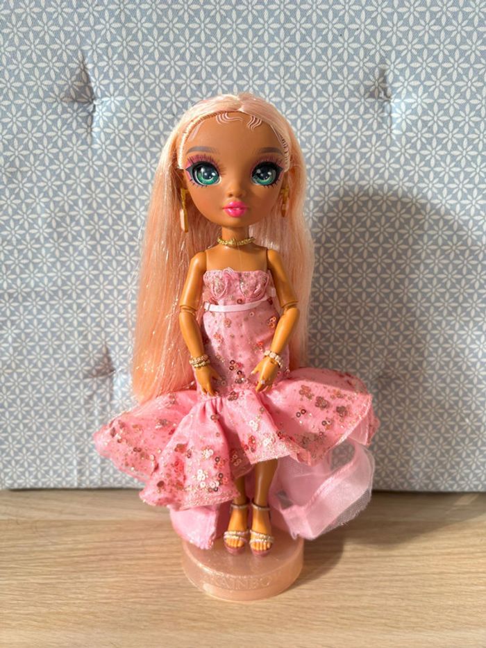 Poupée Sabrina St Cloud "Rainbow High" + Accessoires