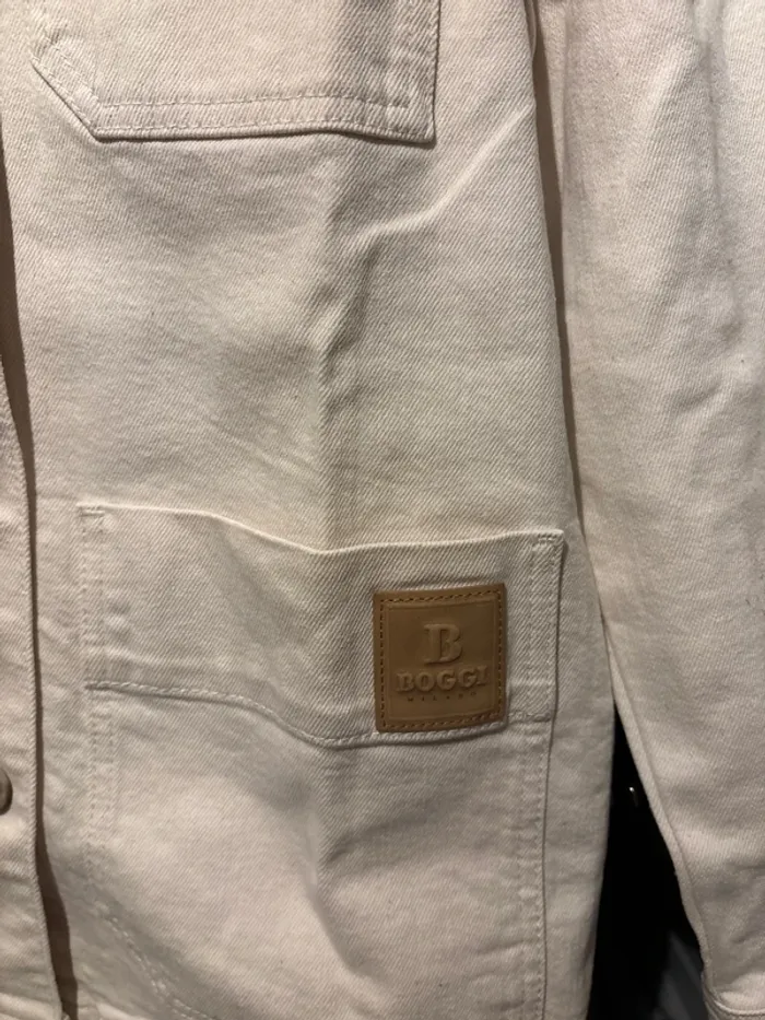 Sur chemise beige - photo numéro 2