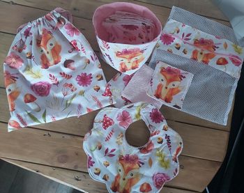 Lot lingettes, bavoir...