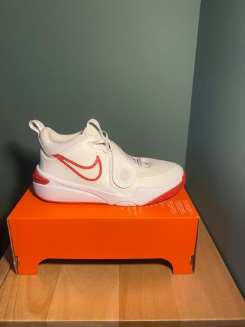 Nike hustle taille 39