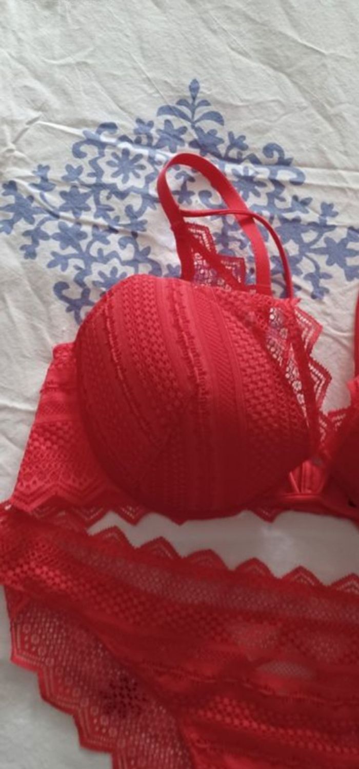 Très joli ensemble lingerie femme haut  95C Bas M - photo numéro 4