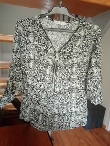 Tee-shirt manche longue fin  peu relier les manche avec bouton taille M/L