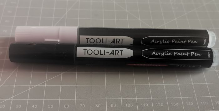 Lot de 2 feutres NEUFS peinture acrylique 3 mm (moyen) TOOLI-ART - 1x noir et 1x blanc - photo numéro 3