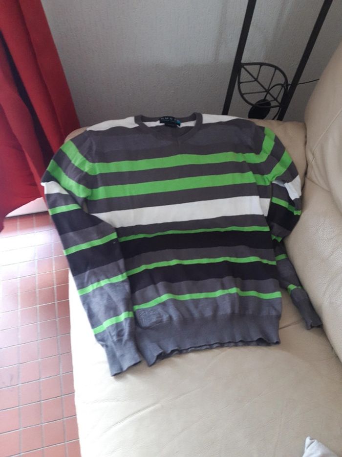Pull fin gris rayé vert