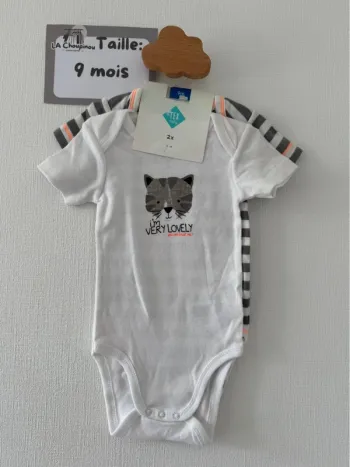 Lot 2 bodies manches courtes neuf - taille 9 mois 🌸