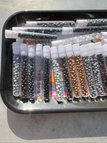Lot de perles multicolores en tubes
