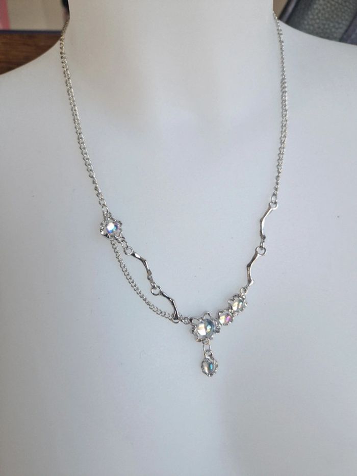 Collier fantaisie argenté asymétrique