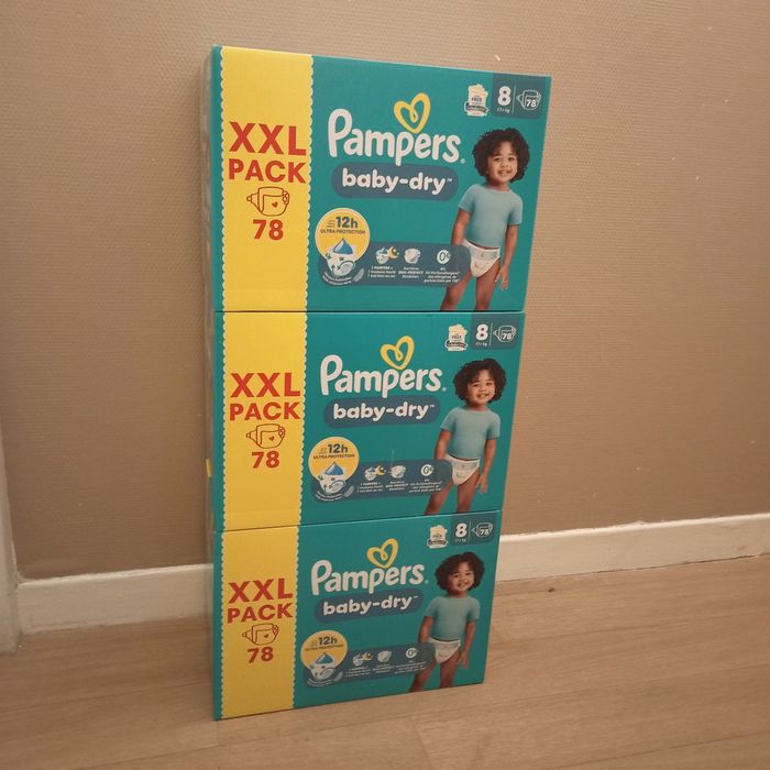 Lot Pampers baby dry taille 8 (234 couches)
