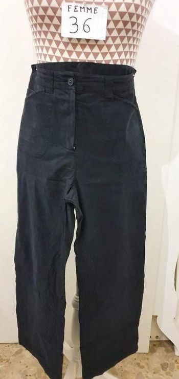 Pantalon, bleu marine, coton,en très très bon état, longueur 89cm, taille standard, forme régular, m