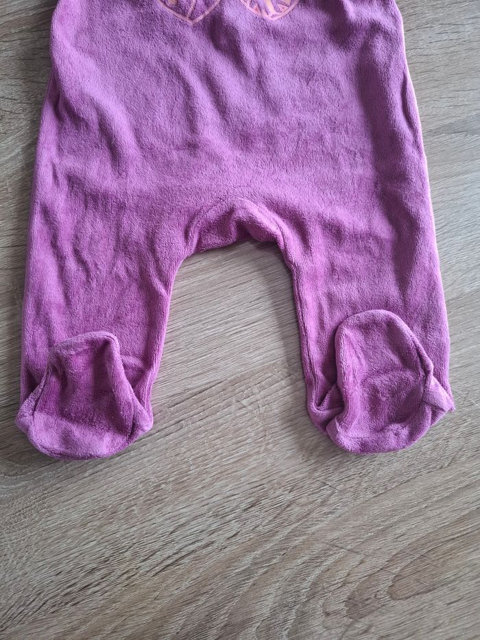 Jolie pyjama fille taille 3mois. Sans Marque. Très bon état - photo numéro 2