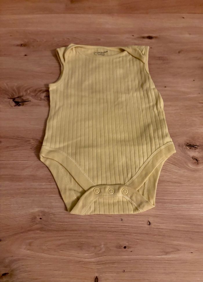 Lots de quatre bodies taille 6/9mois Primark - photo numéro 9