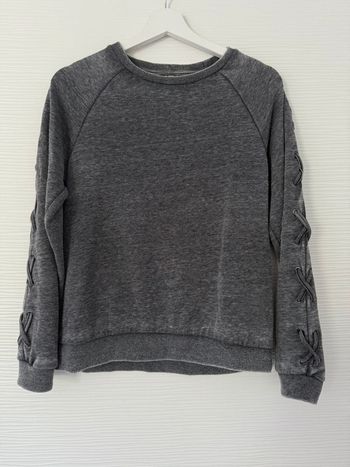 Pull d'hiver sweat gris foncé avec noeuds col rond à manches longues